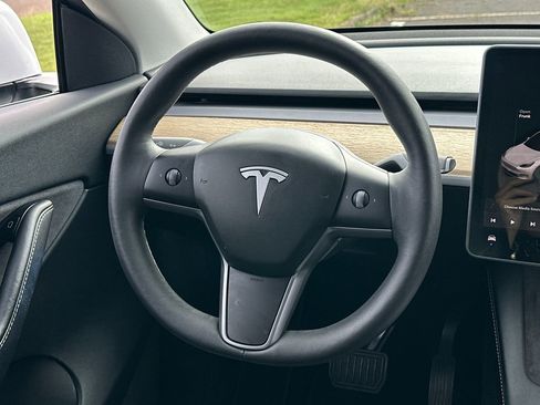 Used 2021 Tesla Model Y 2WD image 17