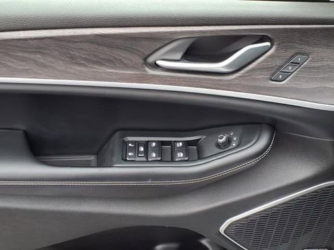 Used 2023 Jeep Grand Cherokee Limited AWD/4WD image 9