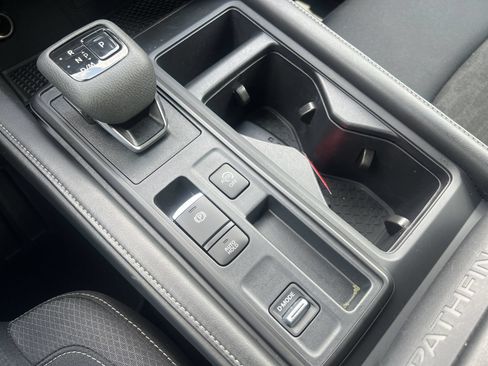 Used 2024 Nissan Pathfinder S FWD image 8