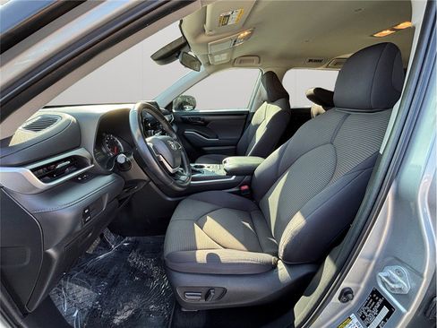 Used 2022 Toyota Highlander LE image 2