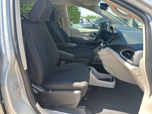 Used 2023 Chrysler Voyager LX FWD image 22