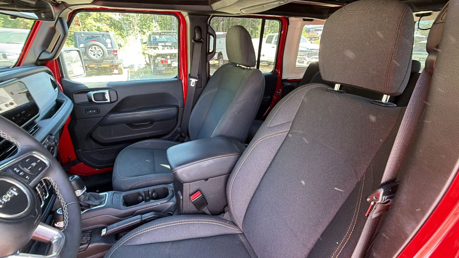 Used 2025 Jeep Wrangler Unlimited Sahara w/ Safety Group AWD/4WD image 17