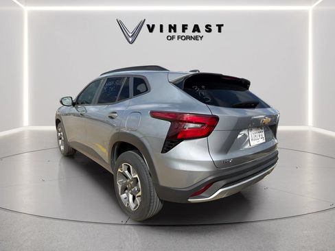 Used 2024 Chevrolet Trax LT FWD image 2
