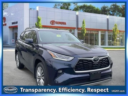 Used 2024 Toyota Highlander Platinum FWD image 1