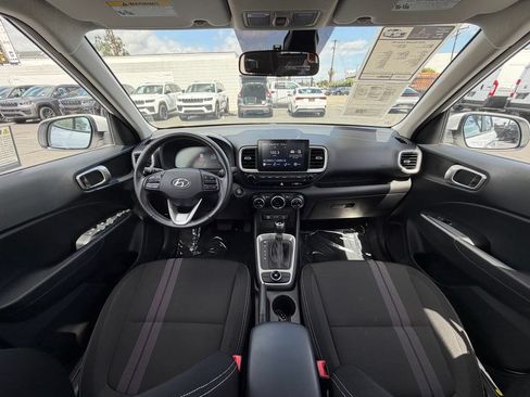 Used 2025 Hyundai Venue SEL FWD image 12