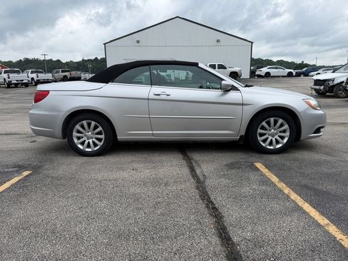 Used 2011 Chrysler 200 Touring FWD image 4