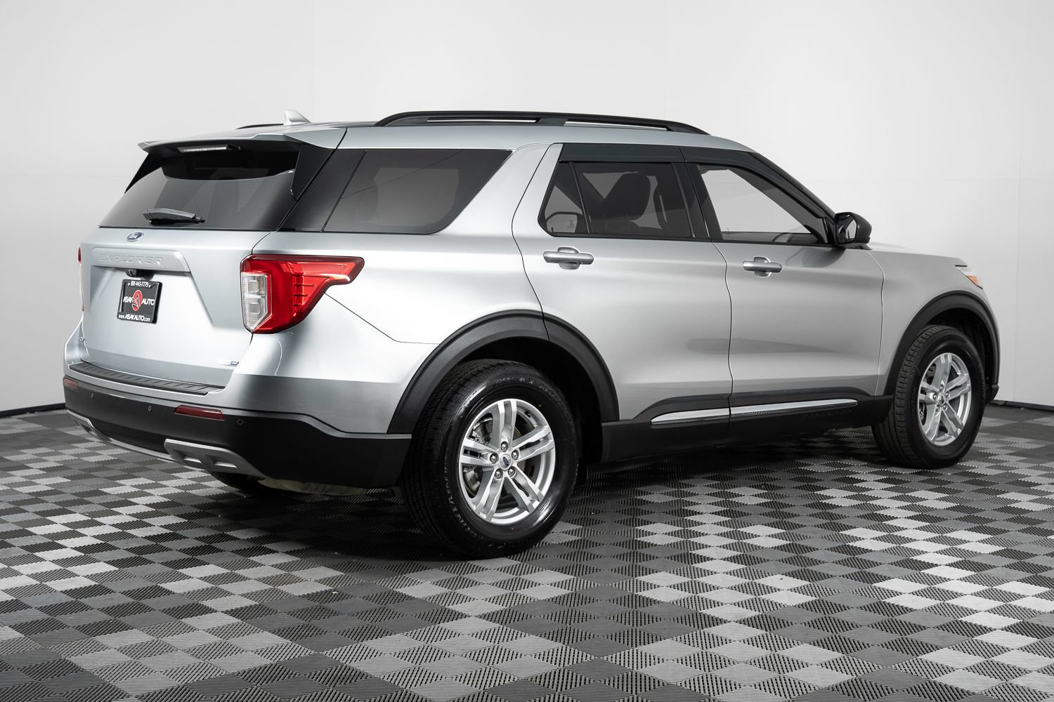 Used 2020 Ford Explorer XLT w/ Equipment Group 202A AWD/4WD image 8