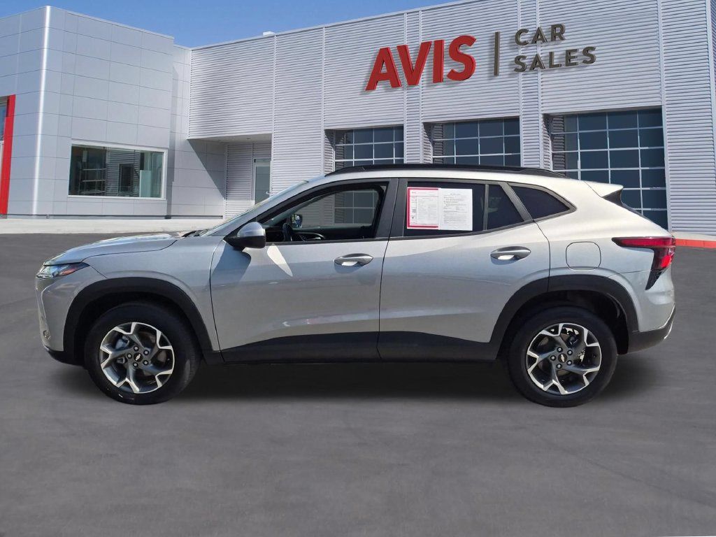 Used 2025 Chevrolet Trax LT w/ LT Convenience Package FWD image 8