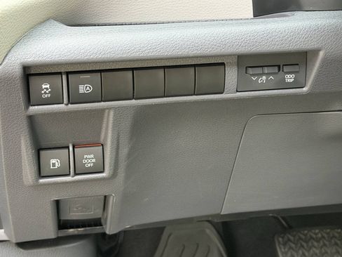 Used 2024 Toyota Sienna LE AWD/4WD image 17