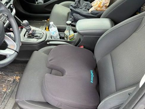 Used 2018 Hyundai Elantra GT FWD image 4