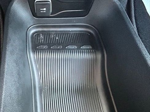 Used 2025 Chrysler Pacifica Select image 23