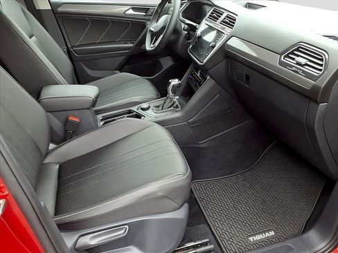 Certified 2022 Volkswagen Tiguan SE image 13
