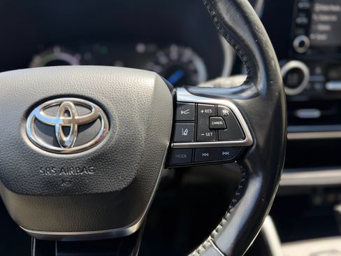 Used 2021 Toyota Highlander XLE AWD/4WD image 39