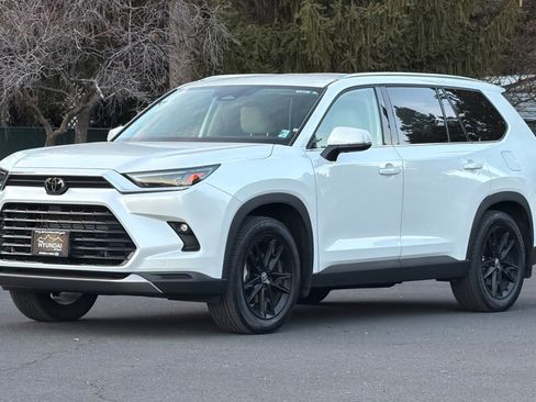 Used 2024 Toyota Grand Highlander Limited image 9