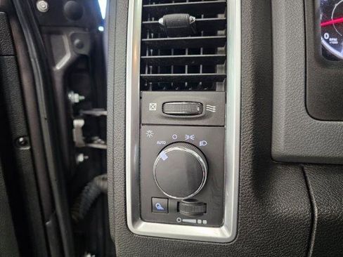 Used 2019 RAM 1500 Classic SLT AWD/4WD image 14