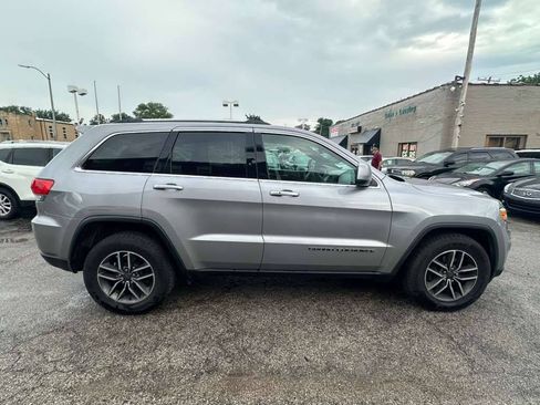 Used 2019 Jeep Grand Cherokee Laredo w/ 18" Wheel & 8.4" Radio Group AWD/4WD image 4