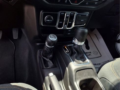 Used 2025 Jeep Gladiator Sport AWD/4WD image 7