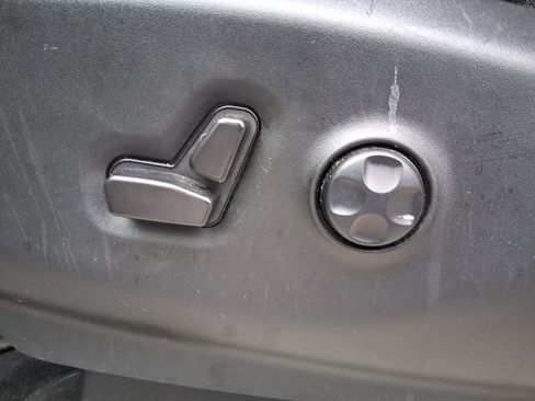 Used 2024 Chrysler Pacifica Touring-L image 13