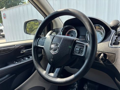 Used 2018 Dodge Grand Caravan SE w/ UConnect Hands-Free Group FWD image 12