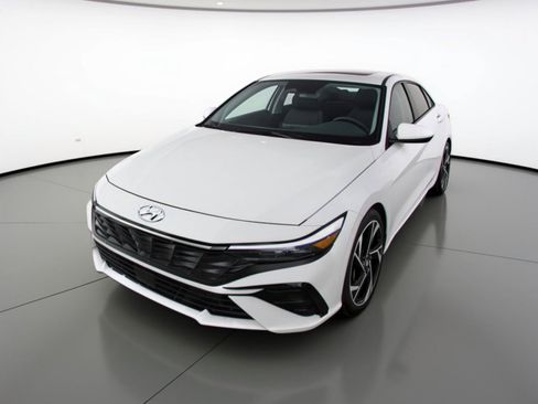 Used 2025 Hyundai Elantra SEL image 3