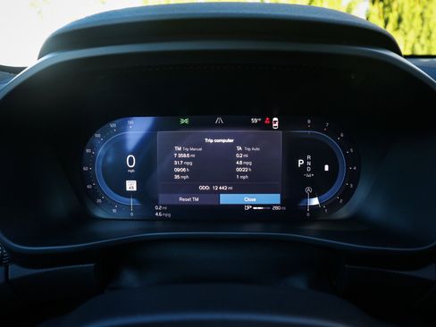 Used 2025 Volvo XC40 B5 Plus image 22