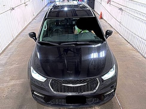 Used 2023 Chrysler Pacifica Touring-L FWD image 3