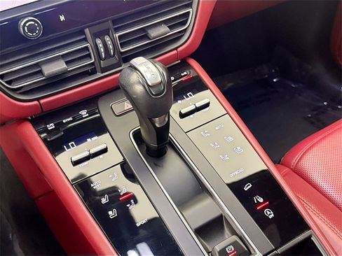 Used 2024 Porsche Macan image 14