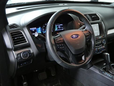 Used 2017 Ford Explorer XLT w/ Equipment Group 202A AWD/4WD image 12