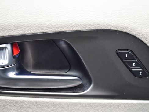 Used 2023 Chrysler Pacifica Touring-L image 16