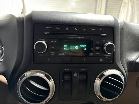 Used 2012 Jeep Wrangler Rubicon w/ PWR Convenience Group AWD/4WD image 24