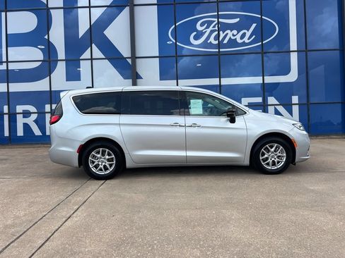 Used 2024 Chrysler Pacifica Touring-L FWD image 9