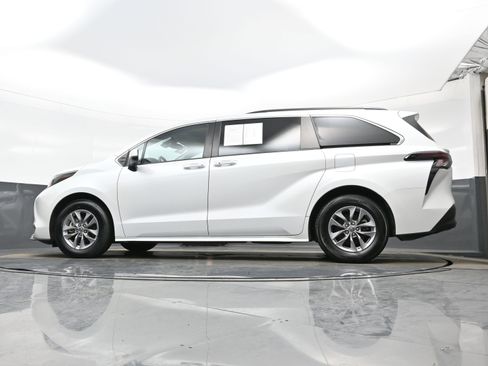 Used 2023 Toyota Sienna XLE image 31