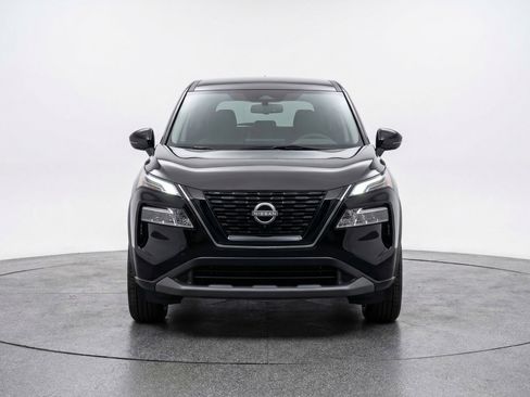 Used 2025 Nissan Rogue SV image 2