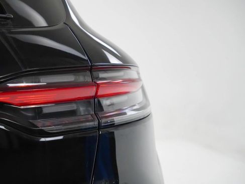 Certified 2025 Porsche Macan image 12
