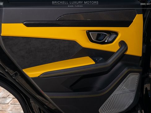 Used 2022 Lamborghini Urus AWD/4WD image 18