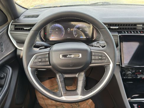 Used 2024 Jeep Grand Cherokee L Limited w/ Luxury Tech Group II AWD/4WD image 30