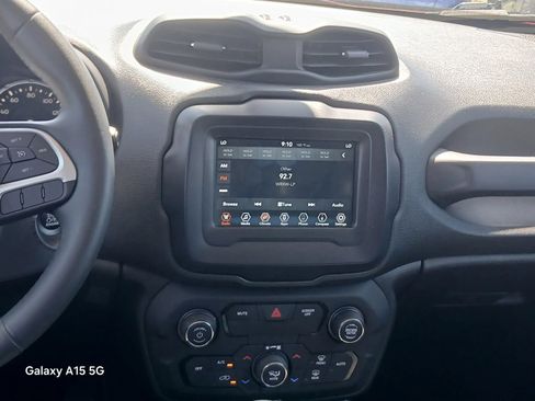 Used 2019 Jeep Renegade Latitude FWD image 24