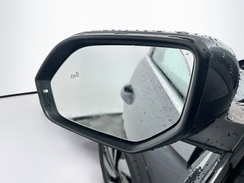 Used 2025 Volkswagen Atlas SE AWD/4WD image 16