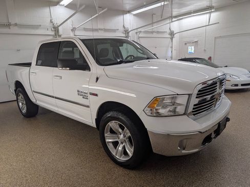 Used 2019 RAM 1500 Classic SLT w/ SLT Plus D←cor Group AWD/4WD image 5
