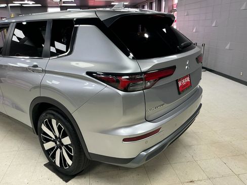 Used 2025 Mitsubishi Outlander AWD image 33