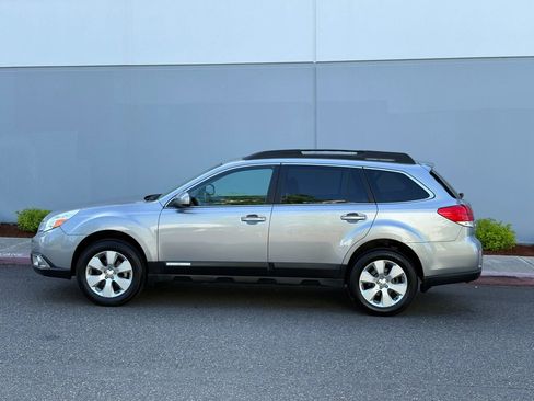 Used 2011 Subaru Outback 2.5i Limited w/ PWR Moonroof Pkg AWD/4WD image 3