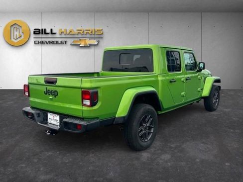 Used 2025 Jeep Gladiator Sport AWD/4WD image 2