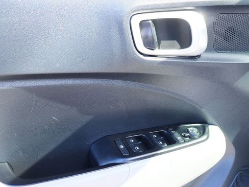 Used 2023 Hyundai Venue SEL image 37