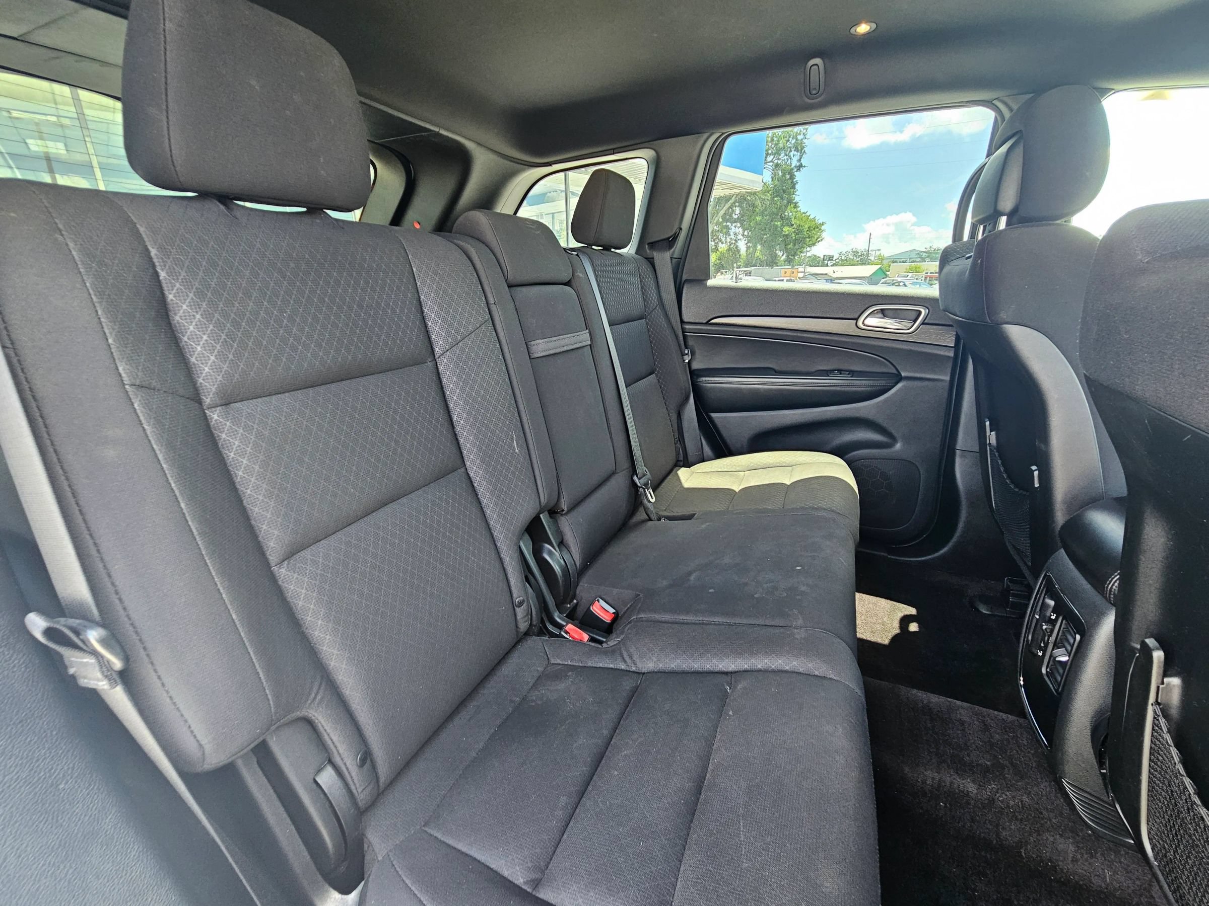 Used 2018 Jeep Grand Cherokee Laredo AWD/4WD image 12