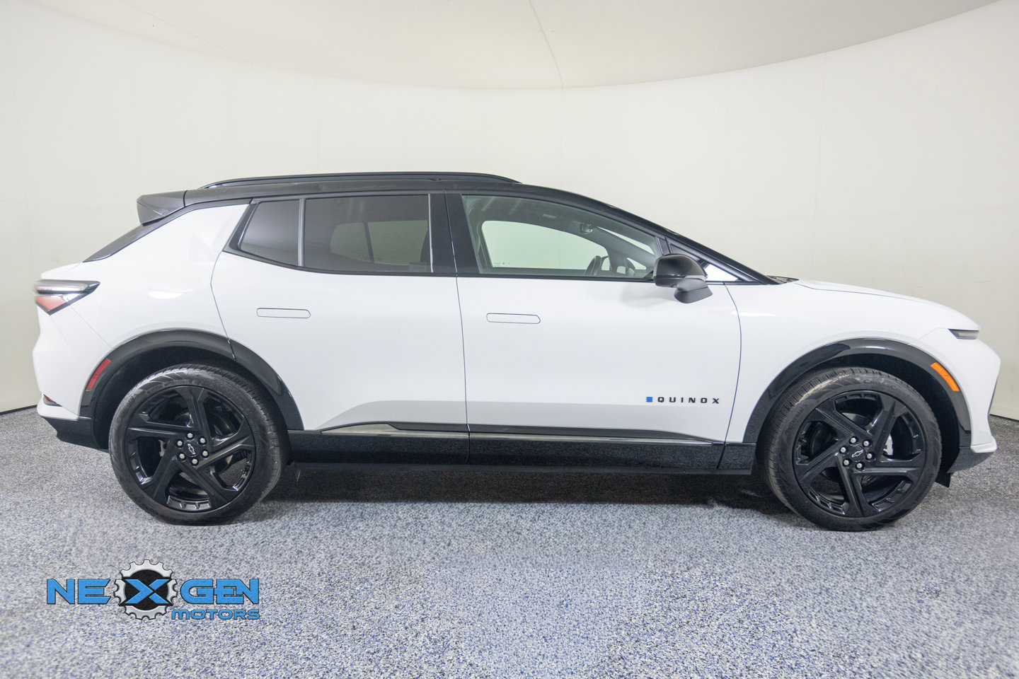 Used 2024 Chevrolet Equinox EV RS FWD image 9