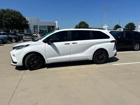 Used 2025 Toyota Sienna XSE w/ XSE Plus Package AWD/4WD image 8