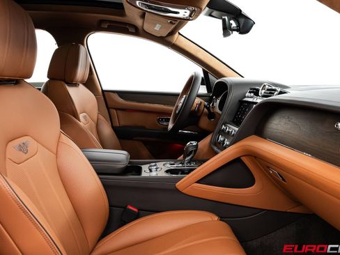 Used 2024 Bentley Bentayga AWD/4WD image 34
