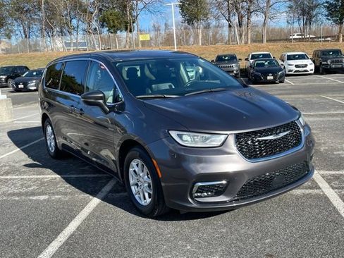 Used 2023 Chrysler Pacifica Touring-L FWD image 2