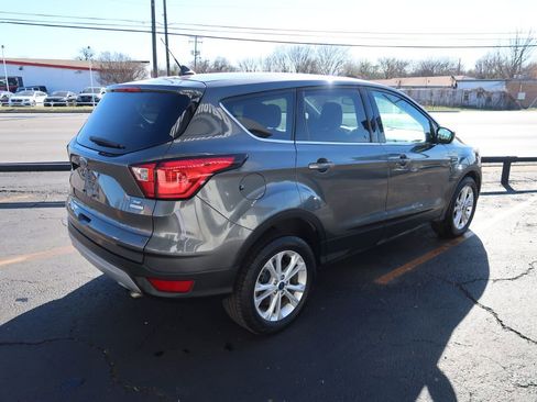 Used 2019 Ford Escape SE image 3
