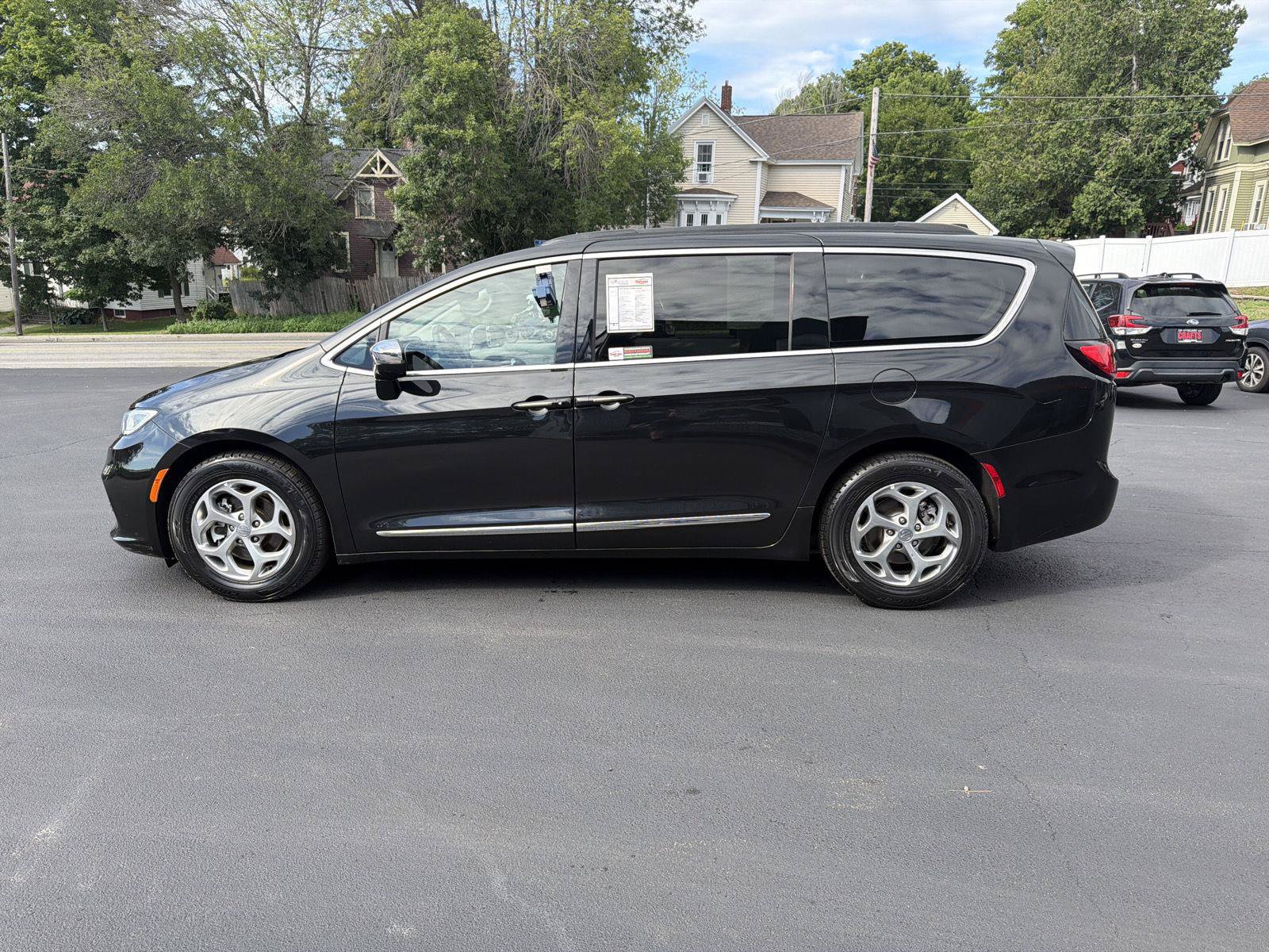 Used 2023 Chrysler Pacifica Limited FWD image 2